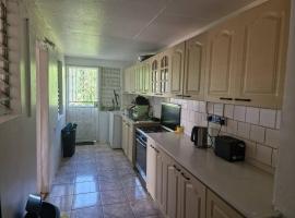 Sunset views in nature and Wifi, hotel en Roseau