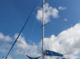 Sailboat in Polynesia #ElBarcoAmarillo, Hotel in Huahine
