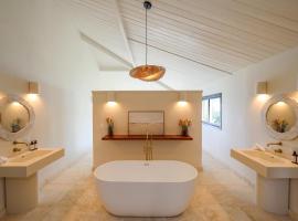 Galleon Beach Studio Cottages, hotel u gradu Clarence House