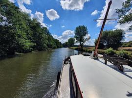 Péniche Sir Lancelot، فندق في Thuin