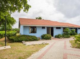 Cozy Bungalow in the Tropical Gardens of Blue Bay, Hotel in Blue Bay