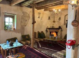 Traditional 300-Year-Old House in Bou Saâda, hotel u gradu Bou Saâda