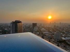Modern Condo in Phnom Penh with City View By DN, hotel di Phnom Penh