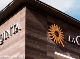 La Quinta Inn & Suites by Wyndham Roanoke Hollins/I-81