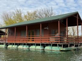Houseboat - Beacon of happiness, hotel a Jarovce