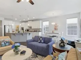 Executive 1-Story Fast Wi-Fi, Desk & Full Kitchen