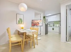 NEW Sinchon 5min, 3ROOM, near Hongdae,DDP, Seongsu 20min, Free K-snacks, WIFI, OTT