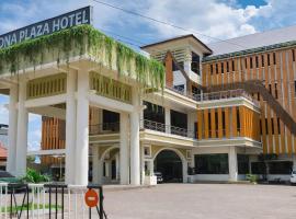 Viesnīca Mona Plaza Hotel pilsētā Sultan Syarif Kasim II International Airport