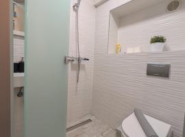 Cozy Ground Floor Condo, hotelli kohteessa Sesvete