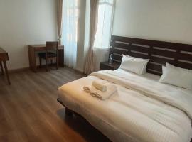 Easyhomes Service Apartment, хотел в Патан