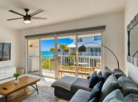 7mile Beachfront! 3 bedroom family beach condo, хотел в Джордж Таун