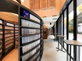 QuintessaHotel Osakaumeda Comic&Books