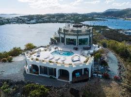 Castle at Cabrita STUNNING Rooftop Views - FULLY RENOVATED, hotel v destinaci East End