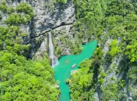 Zhangjiajie Grand Canyon Hotel - Free pick-up from the Grand Canyon Glass Bridge Scenic Area to the hotel - Paid equestrian show - About 25 minutes drive to the Forest Park Scenic Area-Luggage storage