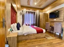 Green Park hotel !! Mall Road !! Open terrace View mountain Rooms !!