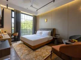 Saltstayz Premier - Noida, Near Sector 18 Metro station