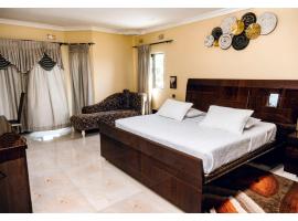 Leon's Hotel, מלון בChoma
