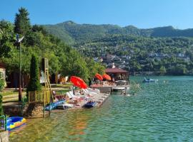 Wooden lakefront bungalow 'Miris Ljeta', khách sạn ở Jablanica