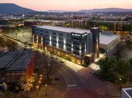 La Quinta Inn & Suites by Wyndham Chattanooga Downtown/South