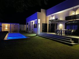 Villa Rose - 4 Bedroom Villa: Kribi şehrinde bir otel
