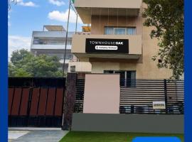 Townhouse Oak Sector 25 Gurgaon, khách sạn ở Gurgaon