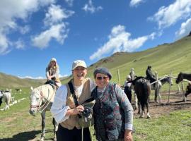 Azamat Nomad Camp، فندق في Song-Kul