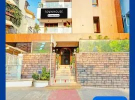 Super Townhouse Seethammadhara Junction Formerly Vijaya Residency