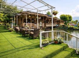 Crown Of Kashmir Group Of Houseboats, hotel di Srinagar