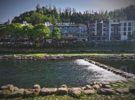 Zhangjiajie Platinum Riverside Hotel -Near Forest Park EastGate about 10 Min Walk - English Butler, Free Luggage Storage, Tour Plan -reserve tickets for various scenic spots-Self-Service Laundry, hotel di Zhangjiajie