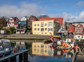 Yellow Marine - apartments - marina view - downtown stay, Hotel in Tórshavn