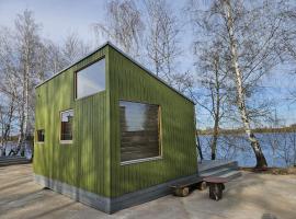 Piestātne Riverside Cabin with Sauna, Hot Tub & Private Pier, готель у місті Katlakalns
