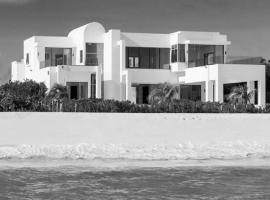 Home right on Meads Bay beach, hotel en Long Bay Village