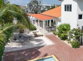 Tropical villa Curoyal near the beach, hotel in Jan Thiel