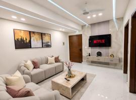 The Grand Winchester Apartments E-11 - Modern Luxury with Fully Equipped Kitchen - Netflix - Balcony - AC - Free Parking - Sector E-11, khách sạn ở Islamabad