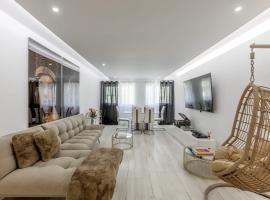 Spacious 3-bedroom condo near Lisbon Airport, hotel Lisszabonban