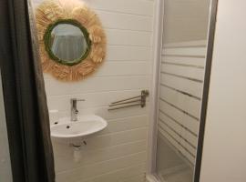 Charmant Chalet F2 belle terrasse, hotell i Fort-de-France