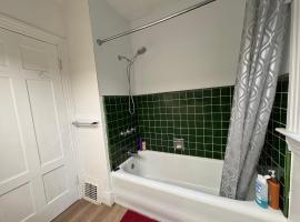 Airport 10 min Stay - Large Bungalow Room & Free Parking, hôtel à Vancouver