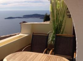 Hotel Foto: Eze Monaco middle of old town of Eze Vieux Village Romantic Hideaway with spectacular sea view