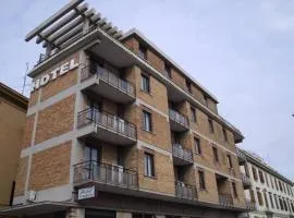 Viesnīca Hotel Traghetto pilsētā Čivitavekija