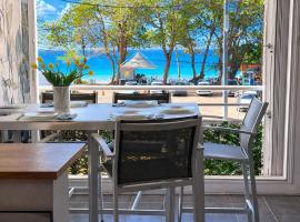 Face à la Plage avec Parking Sécurisé Appartement de Luxe ou Suite Privée avec Coin Petit Déj selon Disponibilité, hotel en Le Diamant