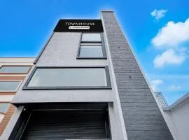 Super Townhouse Konanakunte Cross Metro Station
