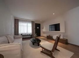 Shangri-La City Yunjian Songyue