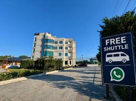 Aerostay hotel 1 km from airport, hotel i Rinas