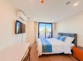 Auburn Studio, Entire Studio with Ensuite toilet and kitchen