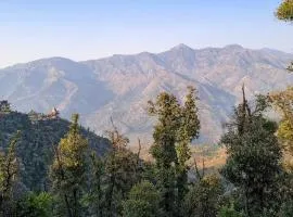 Grand Vista Retreat - A Luxury Mountain View Hotel In Mussoorie ! Free Parking ! Balcony Roms