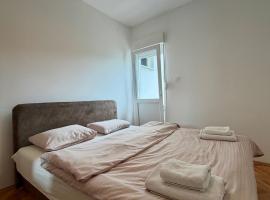 Lovely 1-bedroom apartment with 2-patios and parking, ξενοδοχείο στην Ποντγκόριτσα