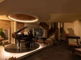 Shangri-La's Three Seasons Resort & Hotel