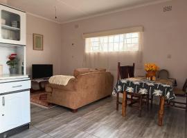Cottage Near RG Mugabe Airport, hotell i Harare