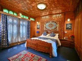 Lily Houseboat