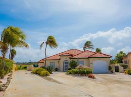 Luxurious 3BR Villa w Private Pool near Beach, Hotel in Noord